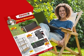 Ein Werbeprospekt mit Angeboten vor einer lächelnden Person im Garten.